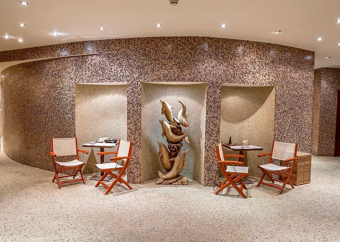 Cosmopolitan & Wellness Hotel 4*